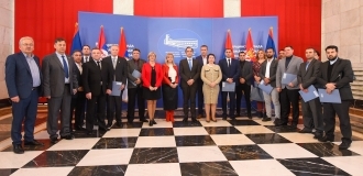 Urucivanje-ugovora-o-dodeli-sredstava-za-nacionalne-savete-nacionalnih-manjina-16-24-02-23-13-13-58.jpg