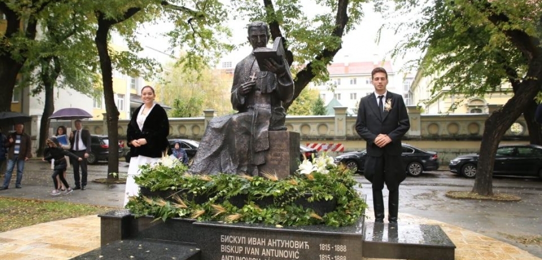 Svečano otkriven spomenik biskupu Antunoviću