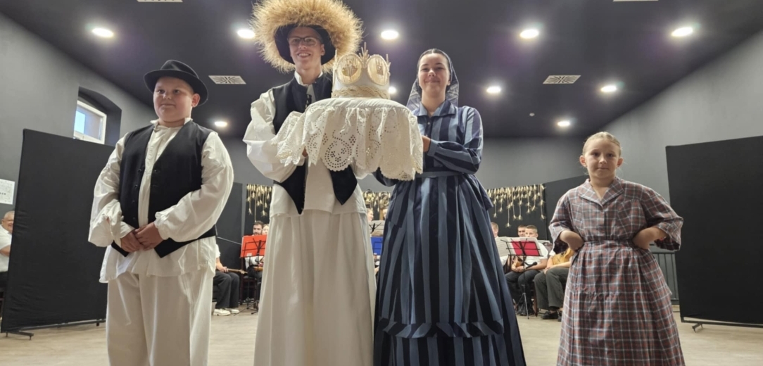 Zatvorena kolonija naive u tehnici slame u Tavankutu