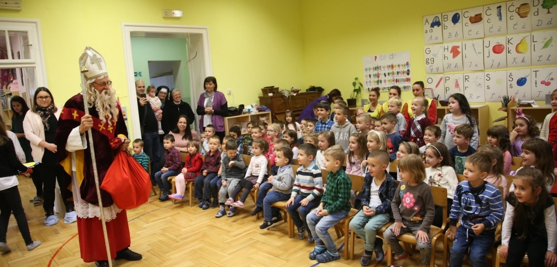 HNV obradovao djecu darovima