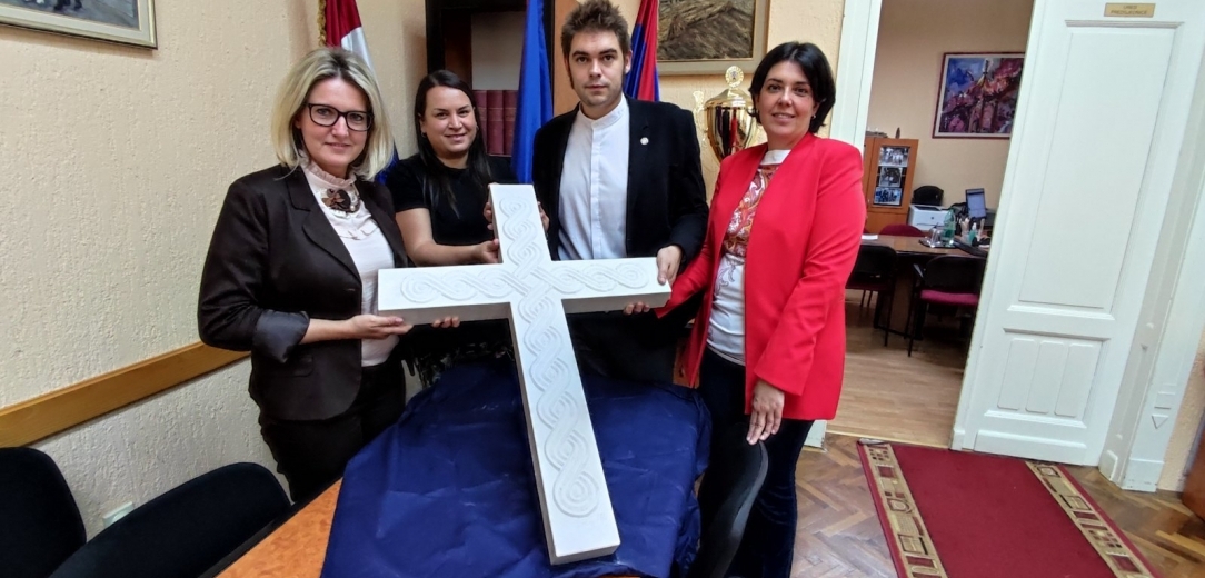 Križ od dubrovačkog kamena na dar HNV-u
