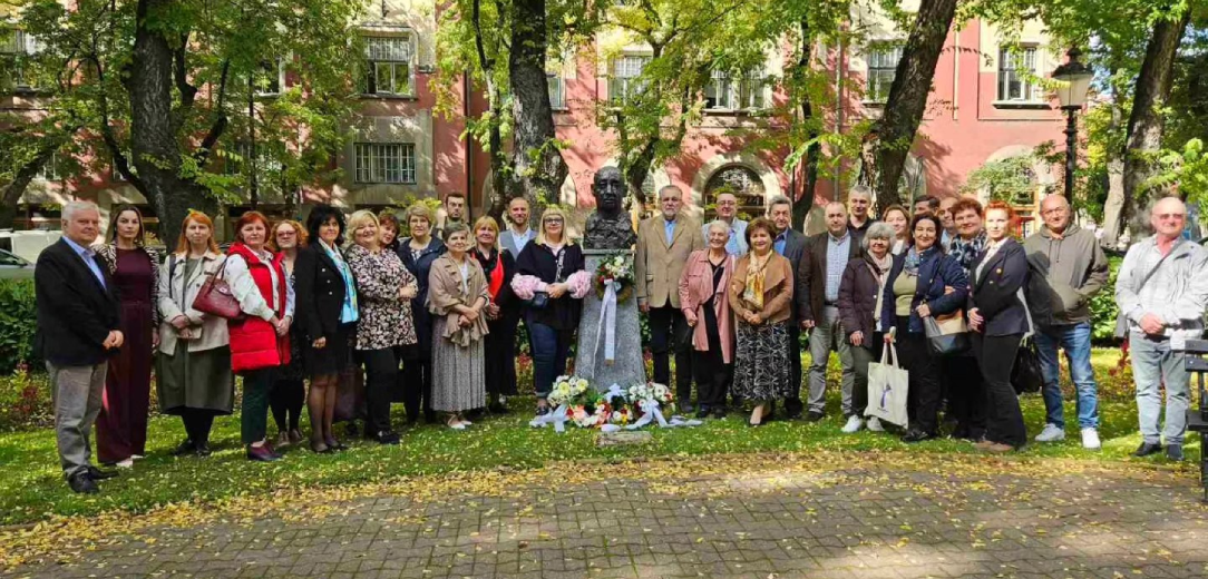 Položeni vijenci na bistu Balinta Vujkova 