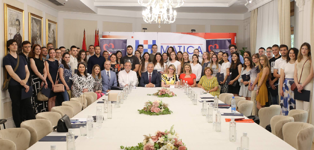 Uručeni ugovori studentima pripadnicima hrvatske zajednice koji studiraju u Srbiji  