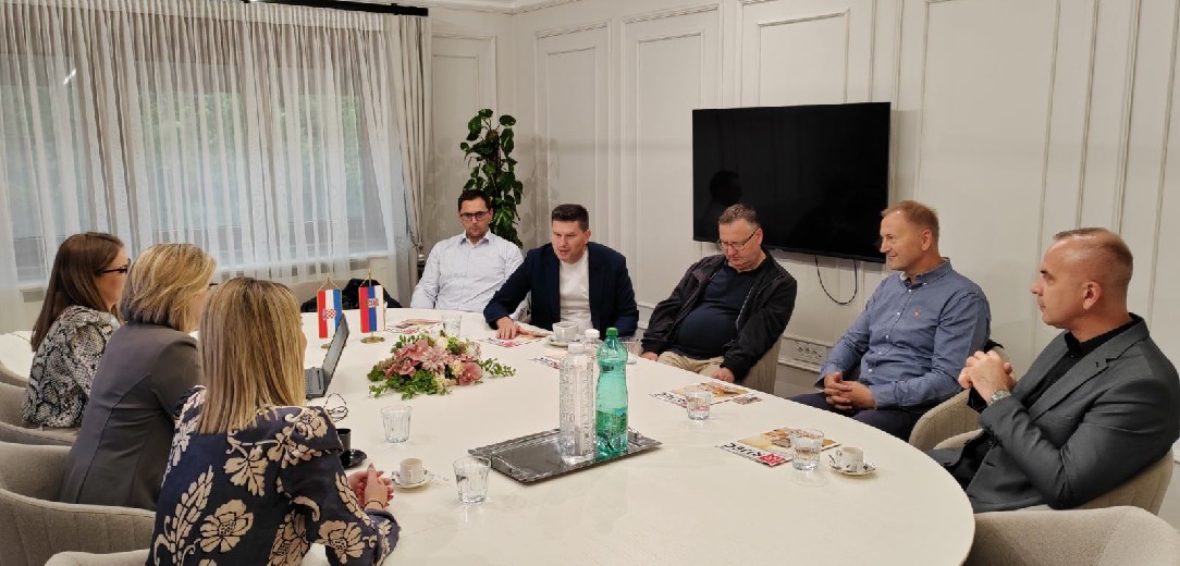 Prečasni Domagoj Matošević u posjetu HNV-u 