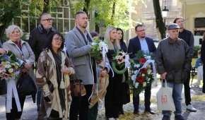Položeni vijenci na spomen-bistu Balinta Vujkova
