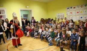 HNV obradovao djecu darovima