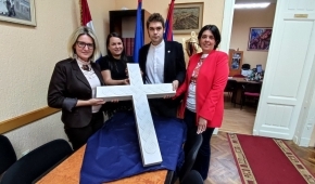 Križ od dubrovačkog kamena na dar HNV-u