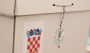 Navala na dvoja vrata!