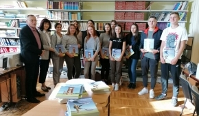Udžbenici iz fizike u rukama gimnazijalaca