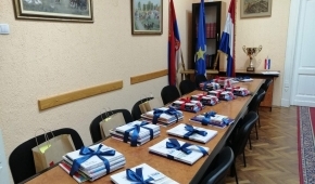 Donacija različitih knjiga podijeljena odgojiteljima, učiteljima, vjeroučiteljima, nastavnicima glazbene kulture i vanjskim suradnicima HNV-a