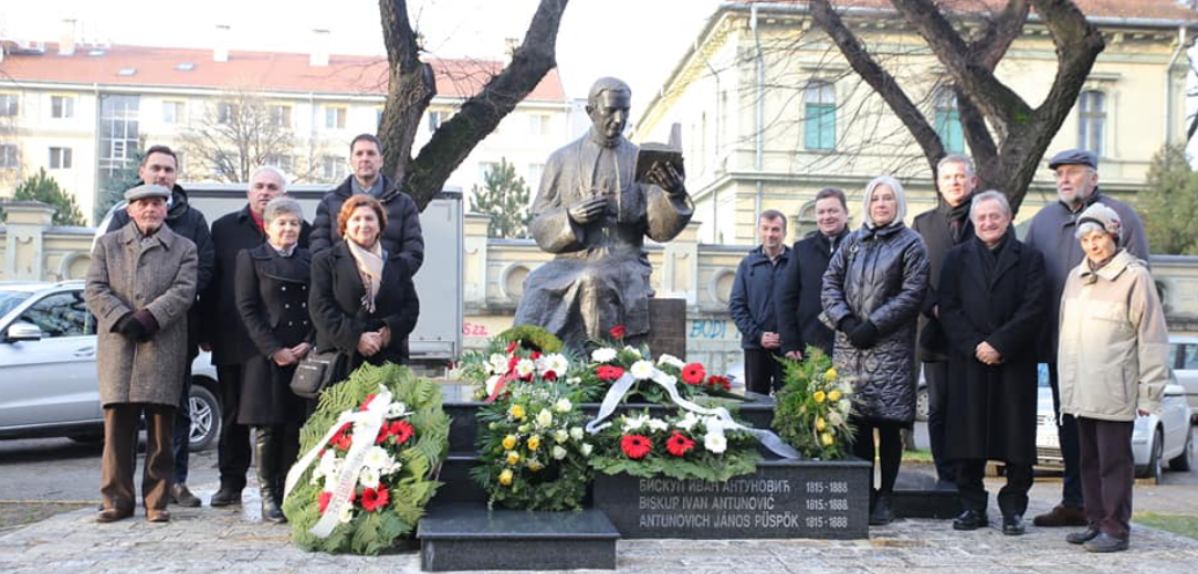Položeni vijenci na spomenik biskupu Antunoviću