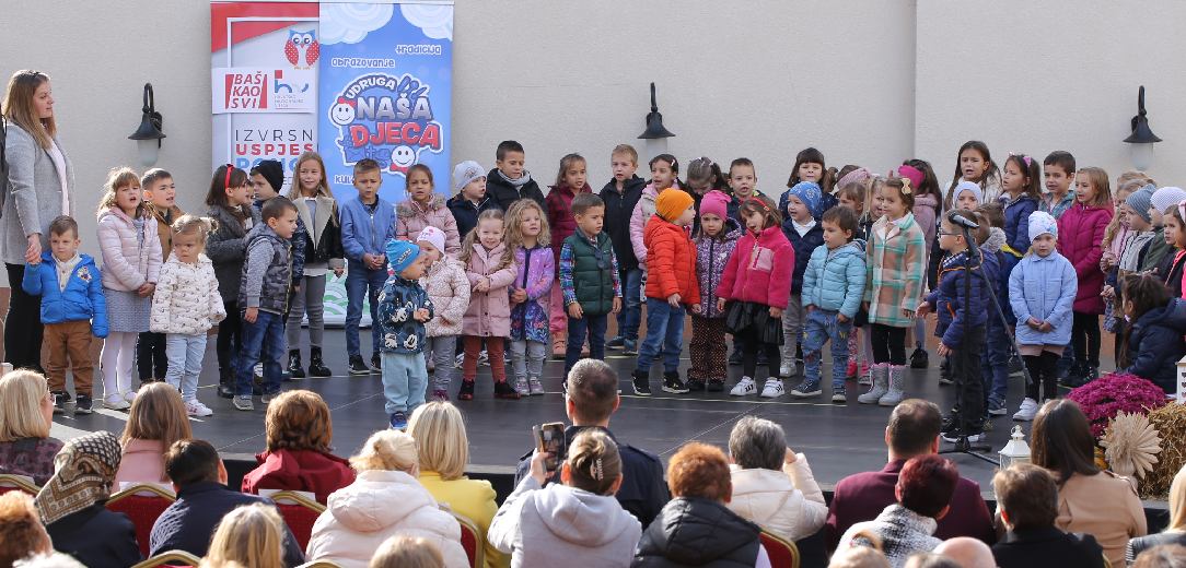 Održana manifestacija „Sunčana jesen života“ u  dvorištu Hrvatskog doma – Matice