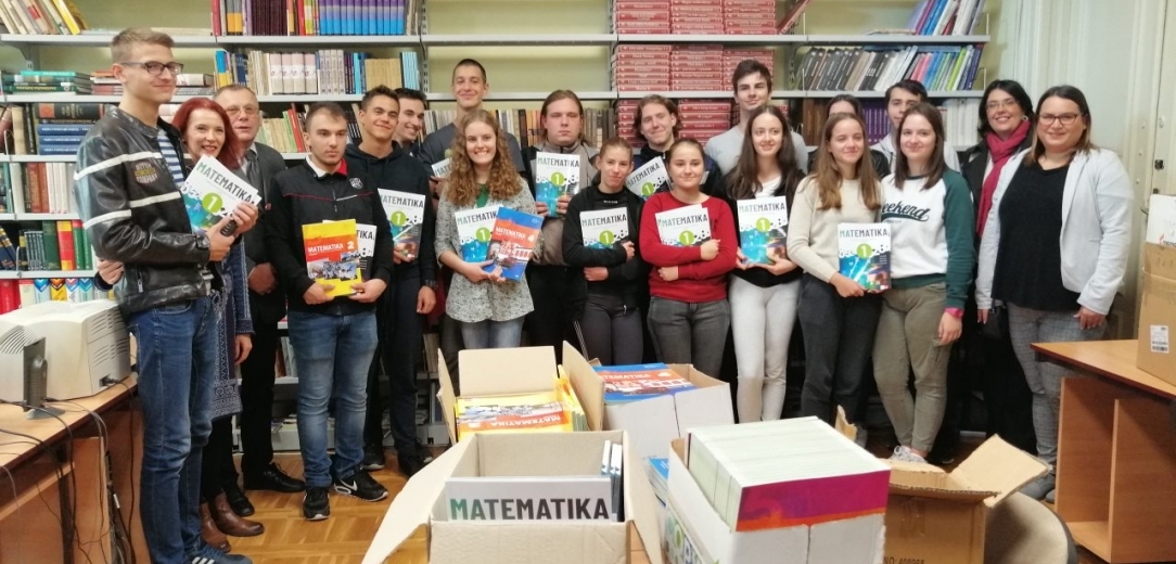 Udžbenici iz matematike i fizike na hrvatskom jeziku u rukama učenika